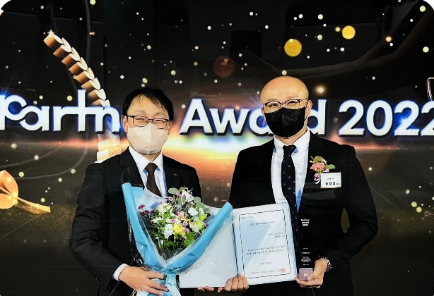 2022 KT Partner Award 시상식 - 송태섭 대표이사(우측) & KT 대표이사(좌측)